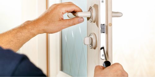 Montaža brava za vrata